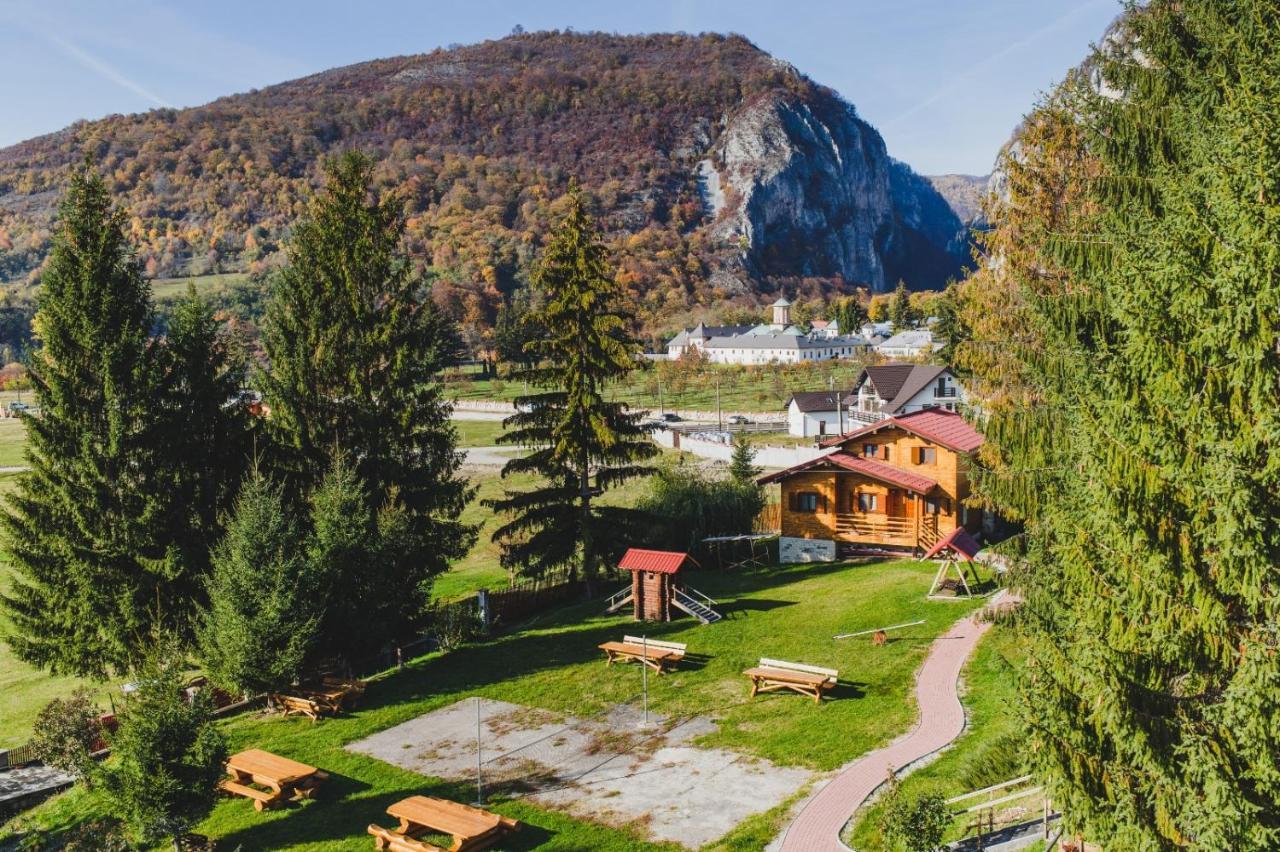 Pensiunea Cheile-Oltetului Polovragi Exterior foto